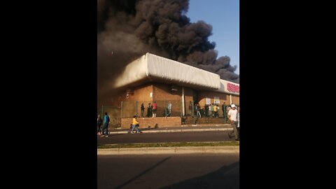 Loot of all evil: Mense raid burning winkel, boy, 11, hurt