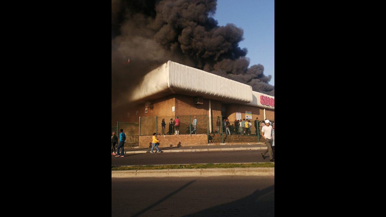 Loot of all evil: Mense raid burning winkel, boy, 11, hurt