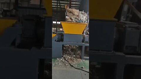Double single shaft shredder for woven bags and jumbo bags