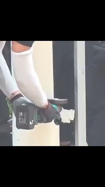 Champions!!! Hong Kong: people are cutting down facial recognition towers.