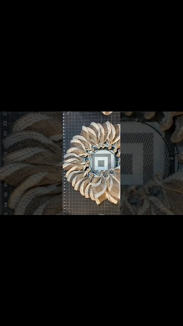 How to Make a Flower Wreath #shorts #julieswreathboutique #howtomakeawreath #wreathmaking