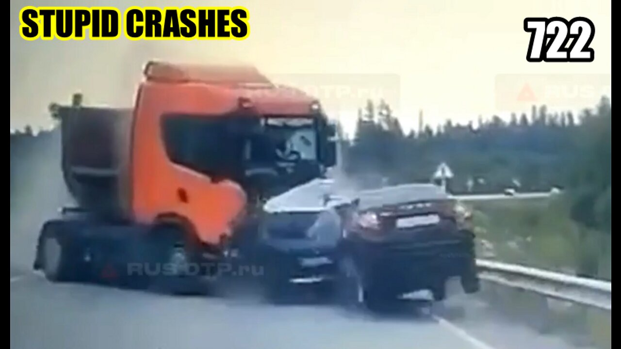 Stupid driving mistakes 722 (August 2022 English subtitles)