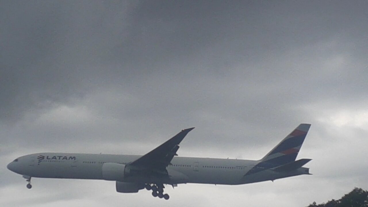 Boeing 777-300ER PT-MUJ vindo de Guarulhos para Manaus
