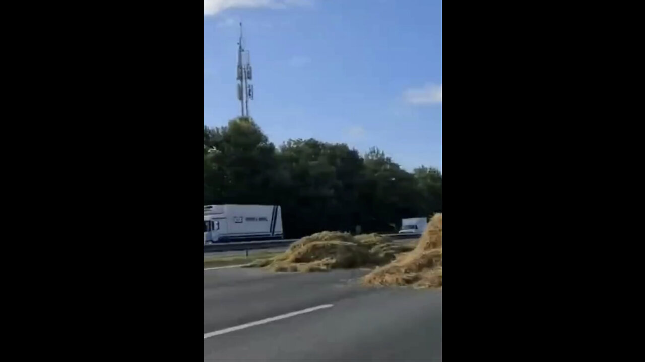 "F*ck the Government!" - Dutch Farmers Revolt and Dump Hay Bales and Manure on the Motorways