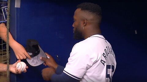 Randy Arozarena signs autographs after homer