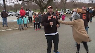 Browns fan, Steelers fan make friendly bet; Cleveland Food Bank wins