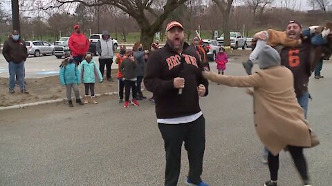 Browns fan, Steelers fan make friendly bet; Cleveland Food Bank wins