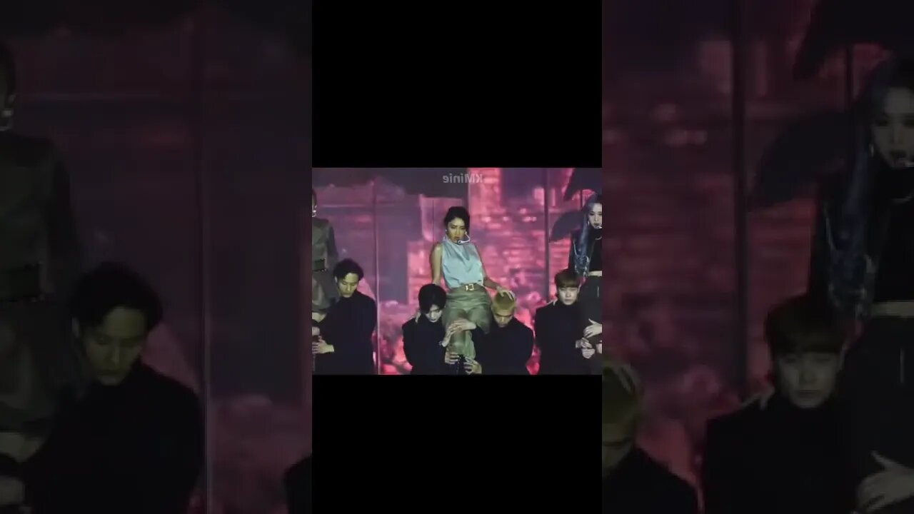 Poor back up dancer and funny hwasa