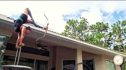 Mulher pratica arco e flecha com os pés