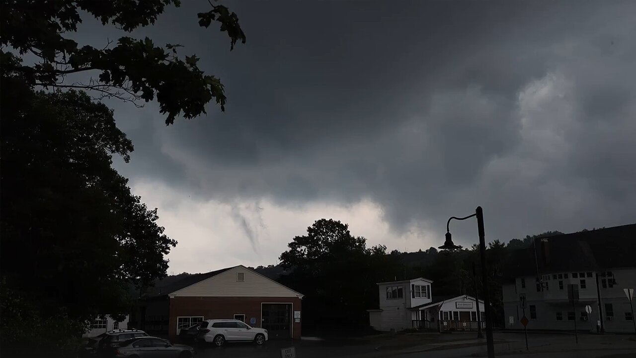 Extreme moment caught on camera as funnel clouds form above Dublin