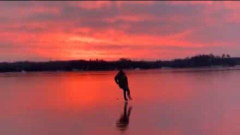 Un superbe coucher de soleil sur la glace