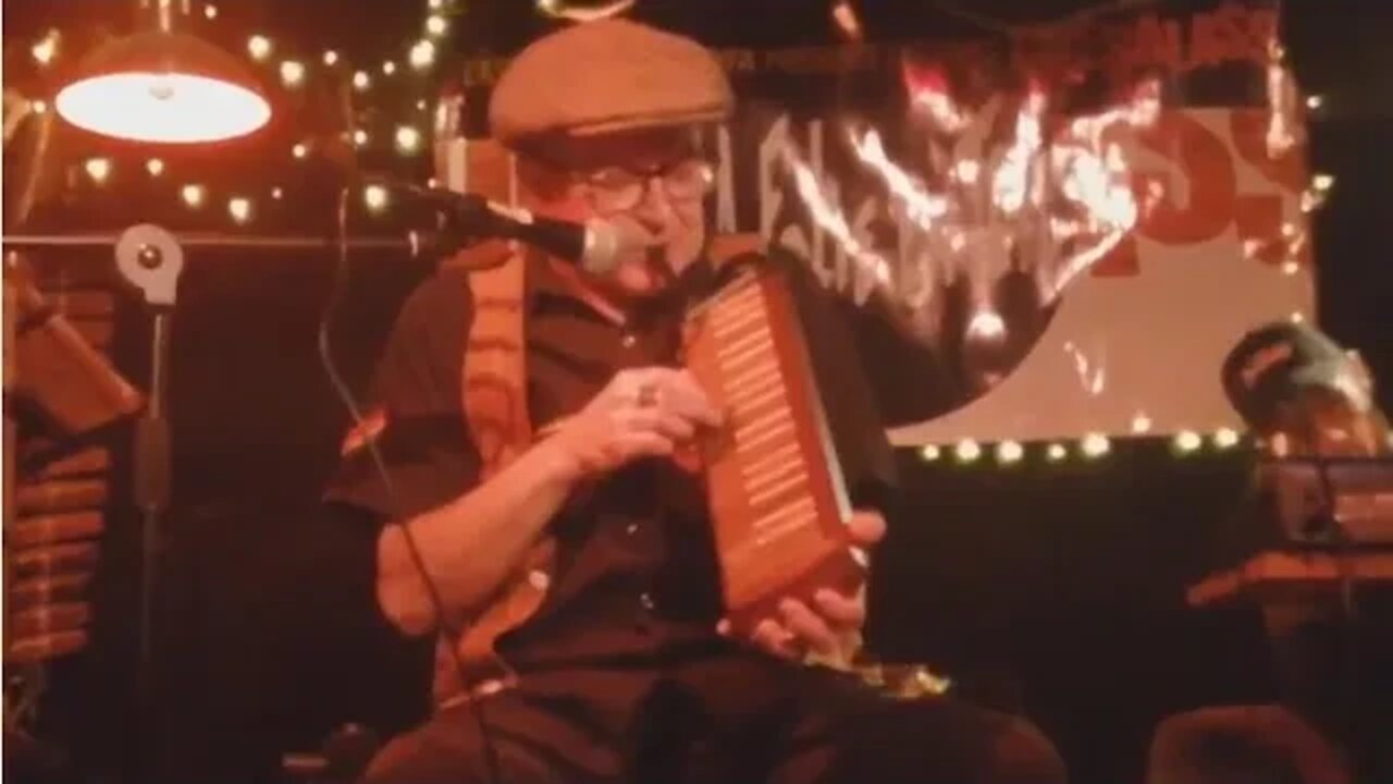 Shaky Norman performs FLYING MELODICAS