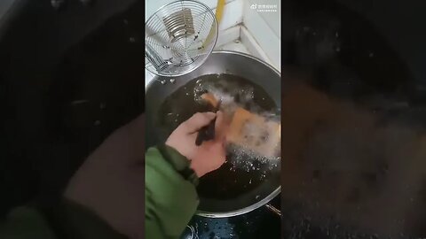A New Way of Patriotism in China - Deep-Frying "Japan" #ccp #china #chinanews #Japan