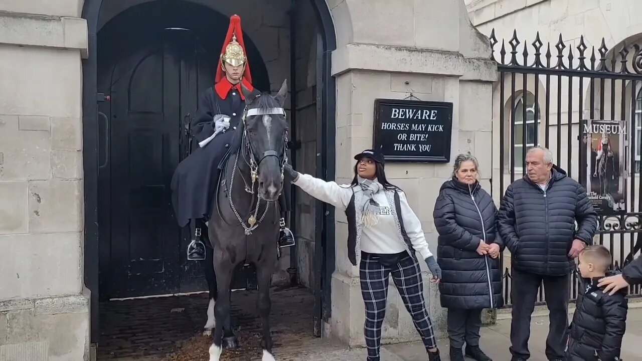 Tourist beware #thekingsguard