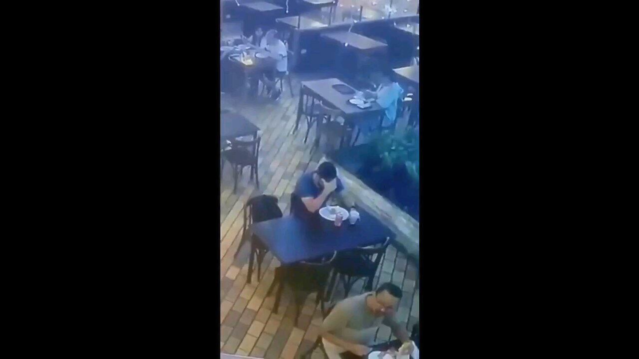 Heroic patrons save man's life from choking to death. This gave me anxiety.