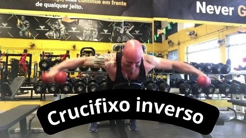 Motivos para incluir o crucifixo inverso no seu treino de ombros