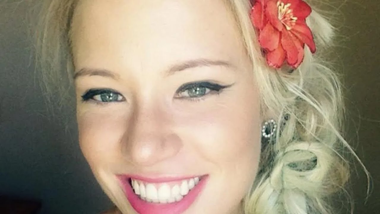 She Wakes Up Alone On A Bench, Finds Strange Note In Her Hand