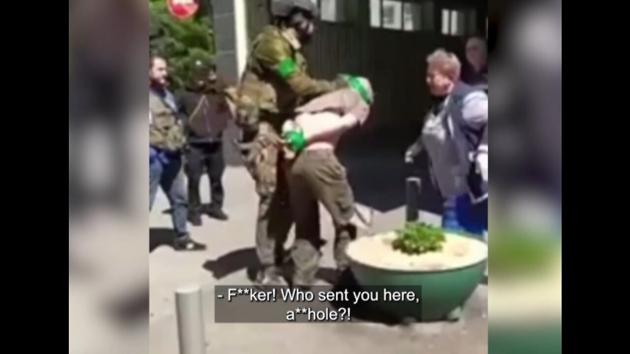 Civilians and soldiers in Kharkov beat a prisoner from the LPR Army