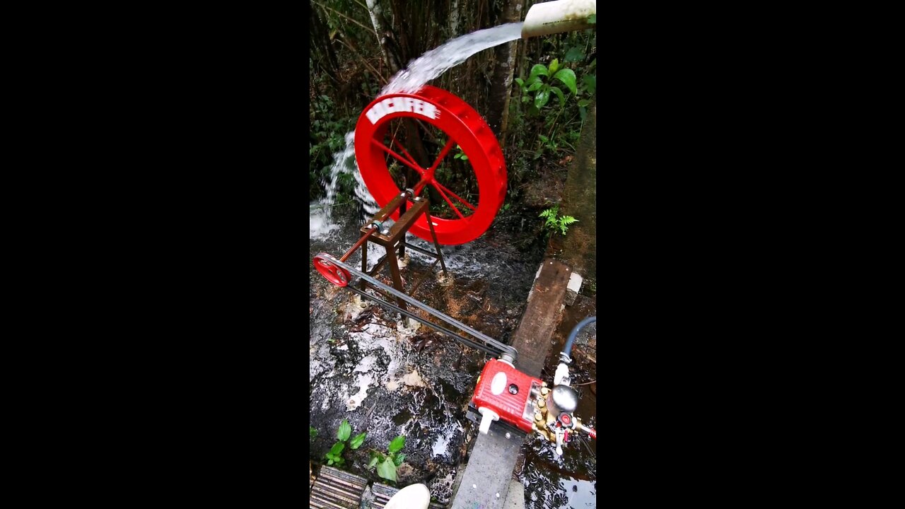 Water wheel pumping water 600 meters distance and 30 meters high, 8k liters per day