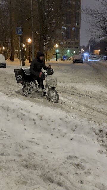 Funny delivery drivers in Moscow