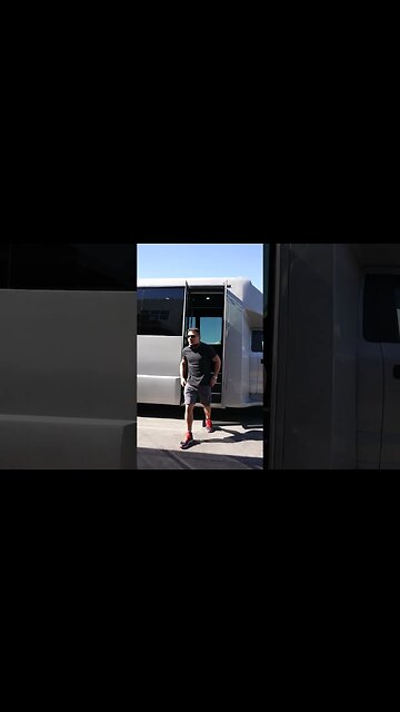 Your UFC Vegas 78 MAIN EVENT has arrived in Las Vegas! 🚨