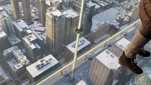 Unedited video of Willis Tower Skydeck in Chicago in December [Cảnh Skydeck ở Chicago vào tháng 12]