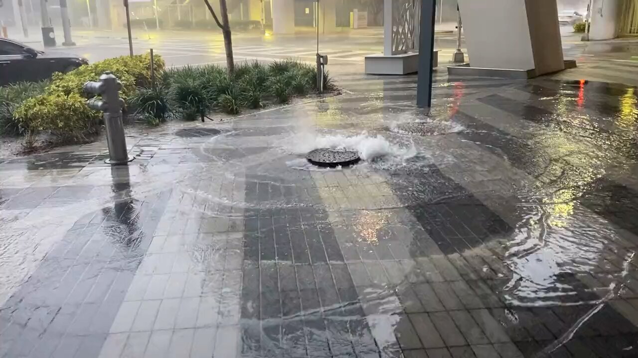 Water is already overwhelming storm drains in Downtown Miami. #Ian #HurricaneIan #ClimateAction