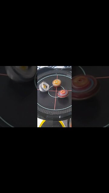 girando fafnir com a mão contra 2 beyblades #batalhadebeyblade #beyblade
