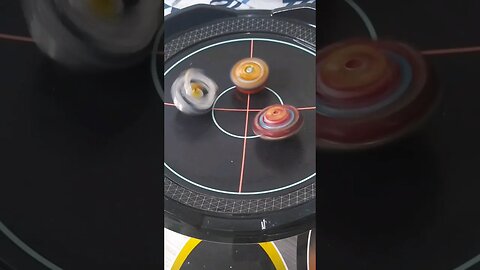 girando fafnir com a mão contra 2 beyblades #batalhadebeyblade #beyblade