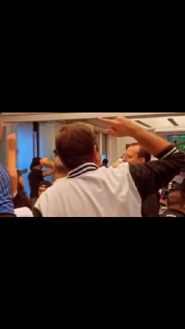 Eduardo Paes puxando grito de Casaca em São Januário