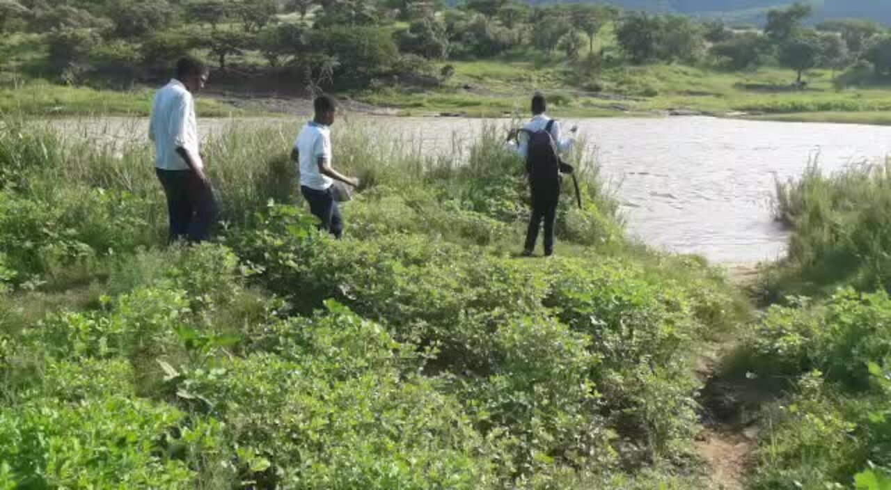 SOUTH AFRICA - Durban - Crossing the Khamanzi River to go to school and back (Videos) (Set 1) (5SE)