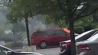 Une femme se gare et son véhicule prend feu