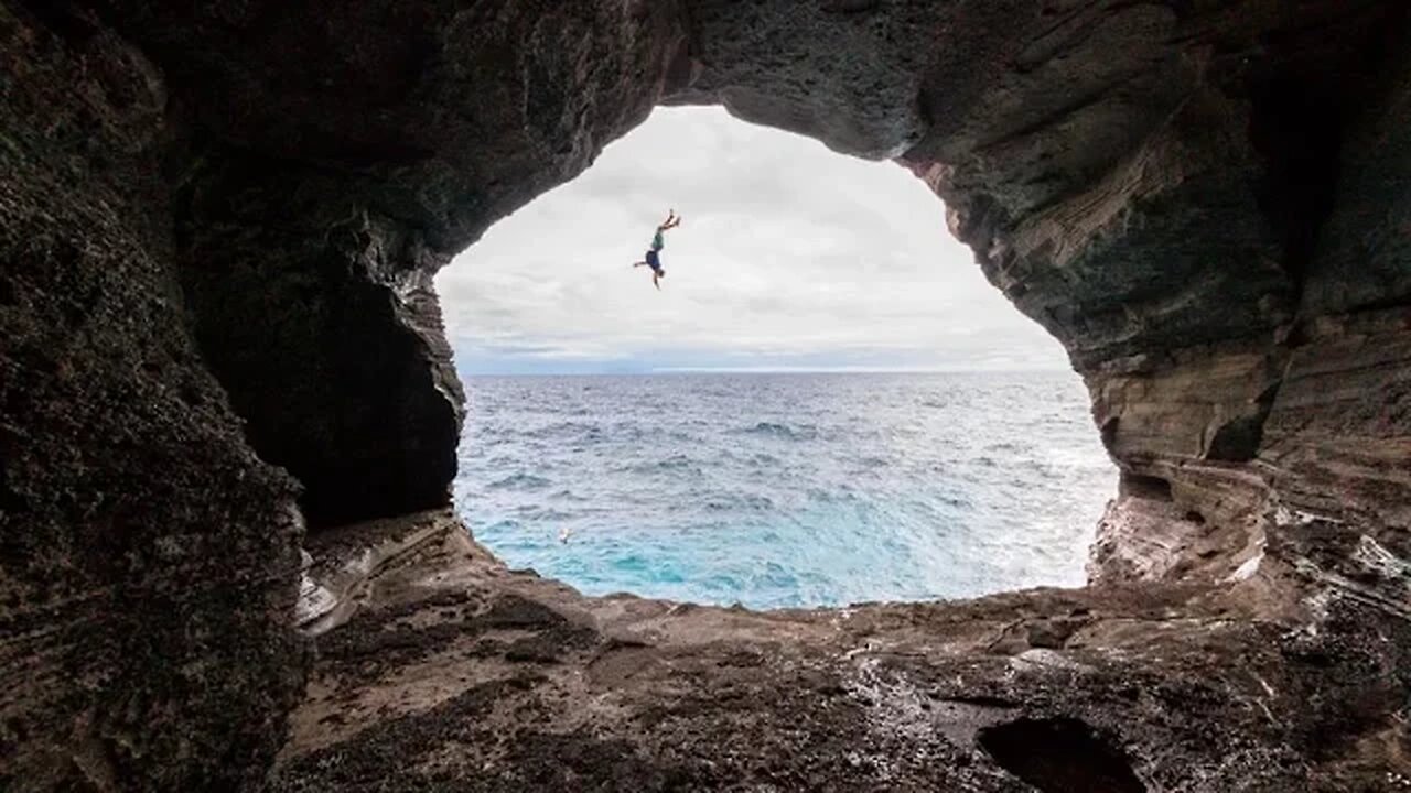 Hawaii-Cliff Jumping Paradise!