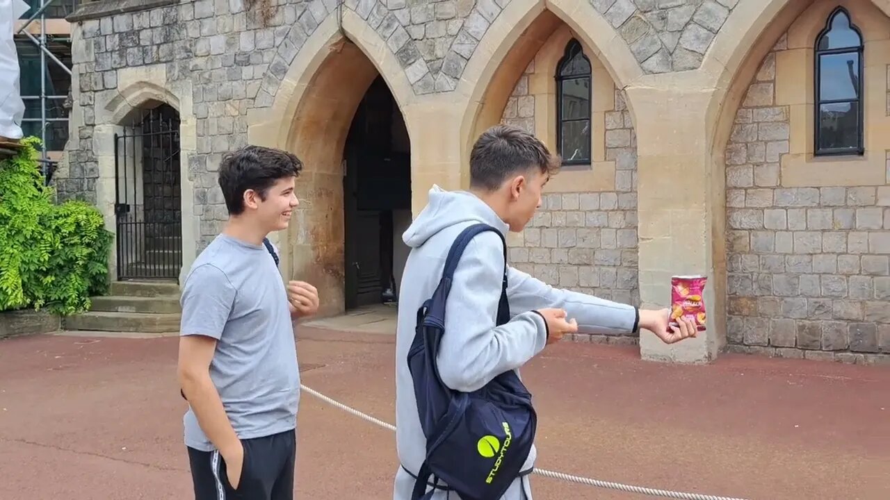 Rude tourist offering the kings guard a crisp #windsorcastle