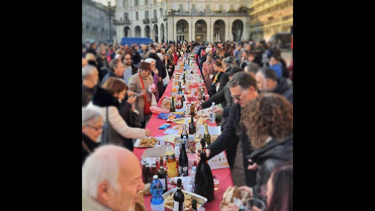 Aperitivo ribelle della libertà a Torino: vaccinati e non insieme in piena libertà