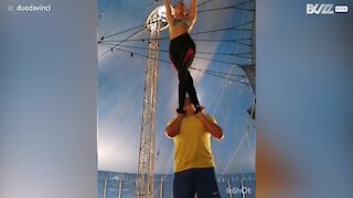 Ces acrobates prouvent qu'il faut savoir tomber pour réussir