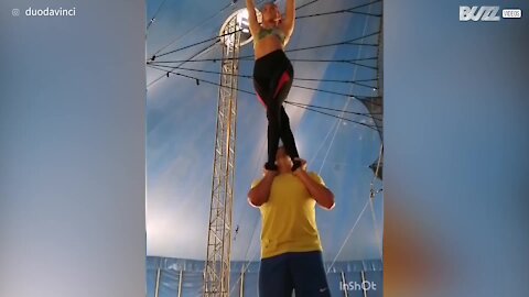 Ces acrobates prouvent qu'il faut savoir tomber pour réussir