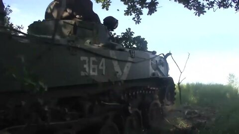 Airborne troops assault Ukrainian strongpoint with combat vehicles supported by mortar and tank crews