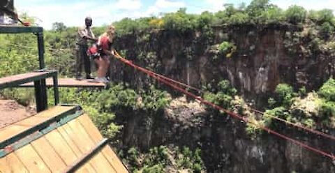 Bungee jumping dalle cascate più alte dell'Africa