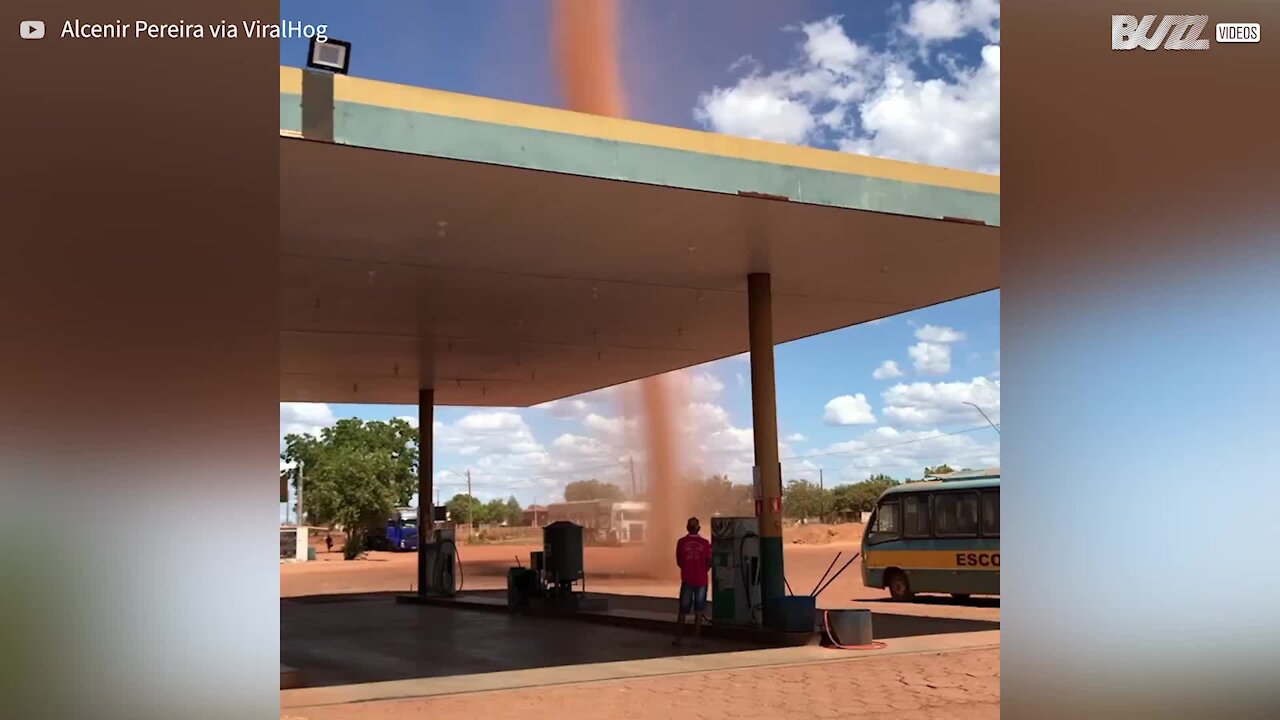 Un tourbillon de poussière s'est formé à côté d'une station essence
