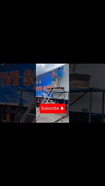 Ora un camion con sopra delle informazioni sulla Società Creativa attraverserà l'Europa