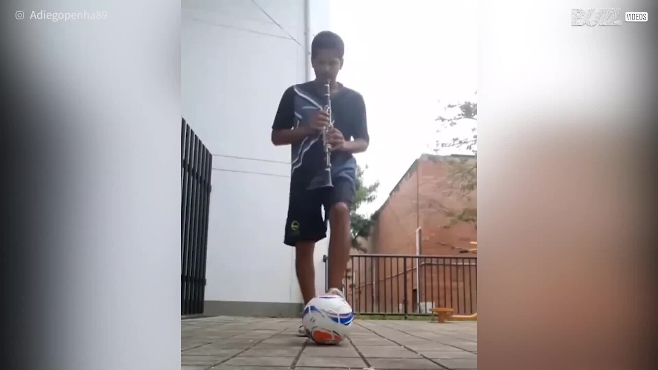 Homem joga futebol e toca clarinete ao mesmo tempo