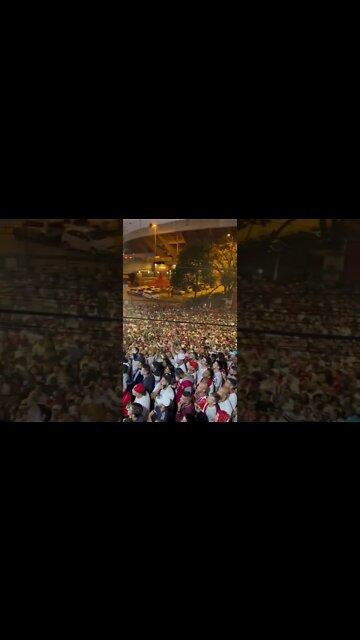 Torcida do São Paulo cantando “EU ACREDITO!” em frente ao Morumbi na final da Copa Sulamericana