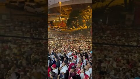 Torcida do São Paulo cantando “EU ACREDITO!” em frente ao Morumbi na final da Copa Sulamericana
