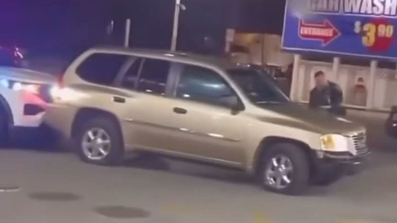 Chicago Police Have A Hell Of A Time Stopping Woman In Her Car Who Shoplifted