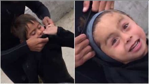 ウェットスーツでつっかかる子ども