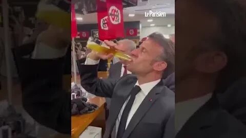 Il est des nôtres, il a bu sa bière comme les autres cul sec en 20 secondes bravo président Macron x