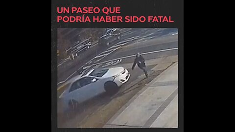 Сaminata matutina termina en susto por auto fuera de control