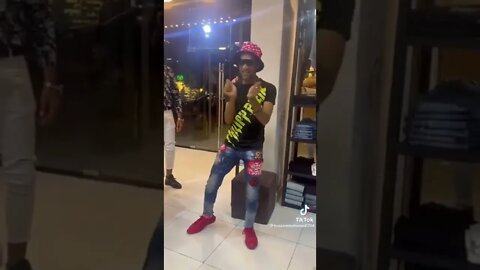 محمد جاكسون وهو بينتش حاجه على السريع