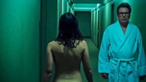 Garota cada dia fica mais INVISIVEL e pode andar Sem Roupa por todos os Lugares!